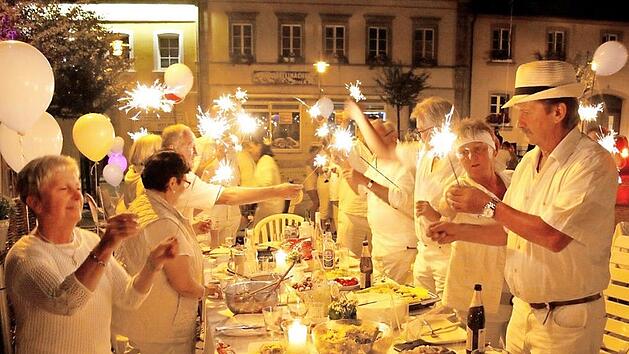 Nur im vergangenen Jahr musste das festliche Picknick ganz in Wei&szlig; entfallen - in diesem Jahr sind die Wettervorhersagen gut.  Foto: Sch&ouml;ffel