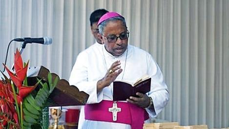 Bischof Thoppil segnete die Kreuze aus Franken. Foto: privat