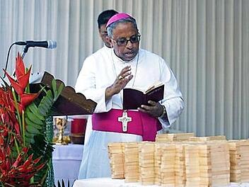 Bischof Thoppil segnete die Kreuze aus Franken. Foto: privat