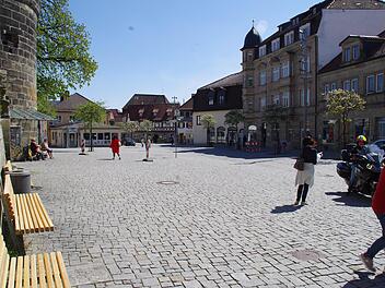 Am Donnerstag herrschte in der Kronacher Innenstadt Ruhe. Nur eine Handvoll Menschen war in diesem Moment am Marienplatz anzutreffen. In den kommenden Wochen soll der Betrieb in den Geschäften wieder zunehmen - aber ohne die Sicherheit zu vernachlässigen. Foto: Marco Meißner