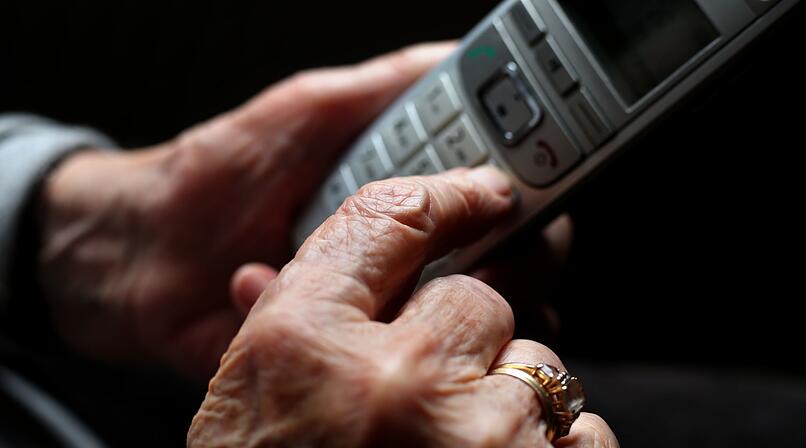 Schockanruf in Schwabach: Senior (74) deckt Betrug auf - Polizei warnt
