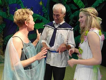 Manja Hünlein, Heinrich Zschach und Laura Martin als Prinzessin und Tochter von Prospero auf der Bühne  vor Beginn ihrer Probe  Foto: Veronika Schadeck