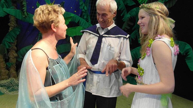 Manja Hünlein, Heinrich Zschach und Laura Martin als Prinzessin und Tochter von Prospero auf der Bühne  vor Beginn ihrer Probe  Foto: Veronika Schadeck