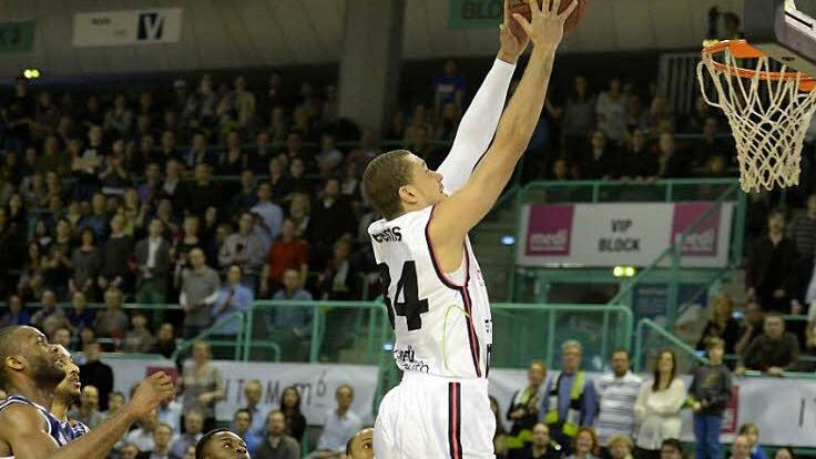 Spektakulär: Kyle Weems, Bayreuths Topscorer, fliegt zum Korb und und vollendet per Alley-Oop-Dunking. Bremerhaven üb ersteht das Zwischenhoch der Oberfranken und siegt mit 77:67. Foto: Peter Mularczyk