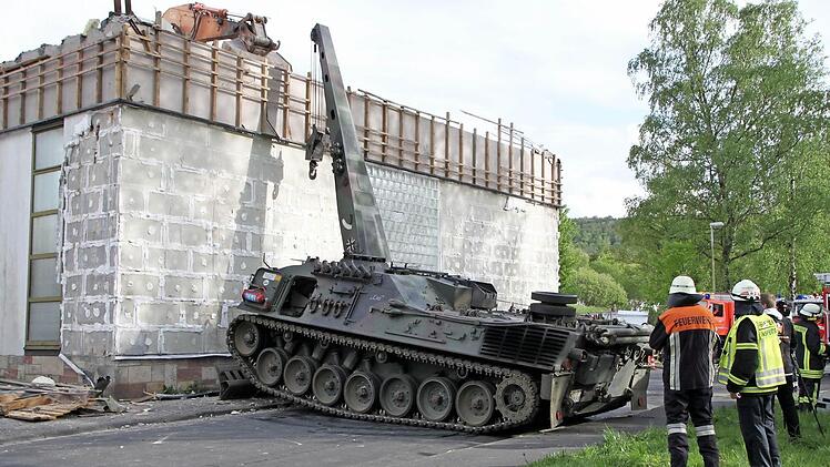 Die Bundeswehr schickte einen Bergepanzer, um die Außenseite des Gebäudes zu sichern. Fotos: Ulrike Müller / Sebastian Schmitt-Mathea