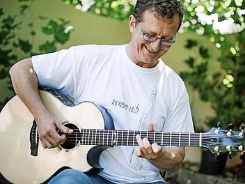 An der Oberseite ist die Gitarre abgerundet, was das Auflegen des Arms angenehmer macht. Das helle Tonholz ist aus Fichte, das Griffbrett aus Ebenholz. Zarge und Boden sind aus ostindischem Palisander.