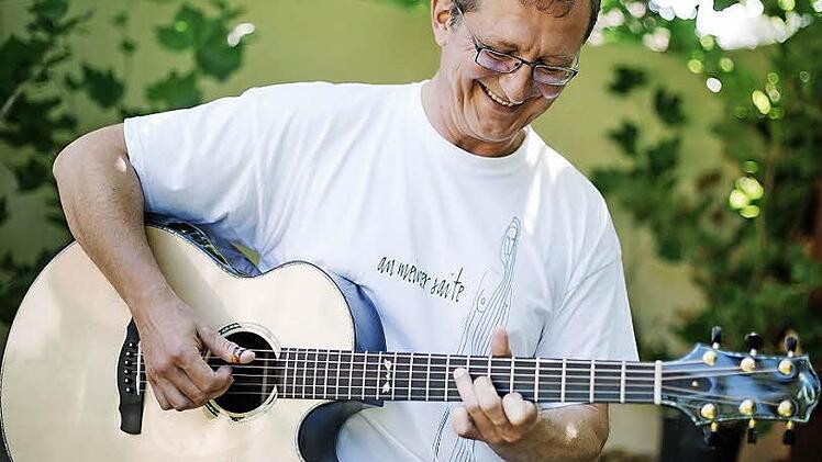 An der Oberseite ist die Gitarre abgerundet, was das Auflegen des Arms angenehmer macht. Das helle Tonholz ist aus Fichte, das Griffbrett aus Ebenholz. Zarge und Boden sind aus ostindischem Palisander.