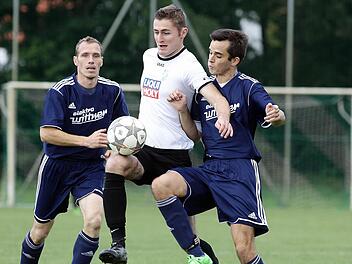 Der dreifache Drosendorfer Torschütze Freddy Sturm (M.) setzt sich gegen die Kleukheimer Robert Schneiderbanger (l.) und Steffen Mahr durch. Fotos: sportpress