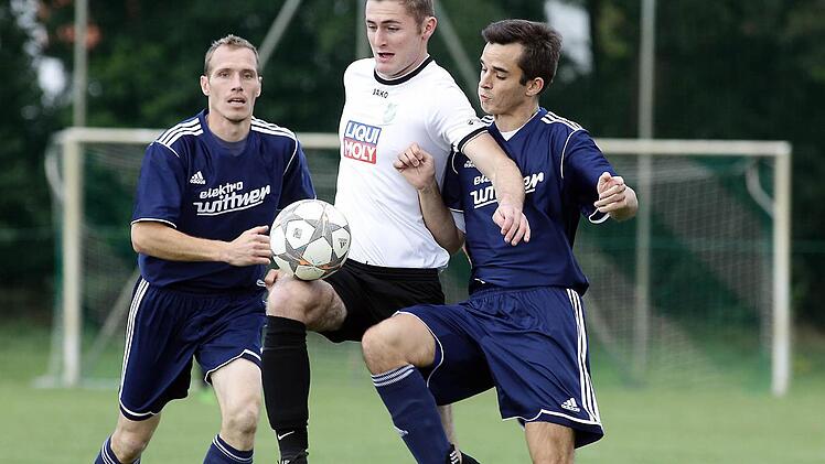 Der dreifache Drosendorfer Torschütze Freddy Sturm (M.) setzt sich gegen die Kleukheimer Robert Schneiderbanger (l.) und Steffen Mahr durch. Fotos: sportpress
