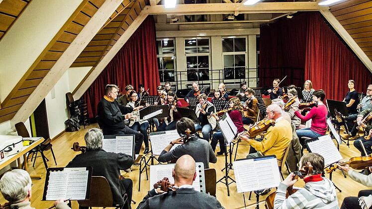 Impressionen von der Probenarbeit mit dem Orchester der "Gesellschaft der Musikfreunde Neustadt" unter Leitung von Hans Stähli. Fotos: Jochen Berger