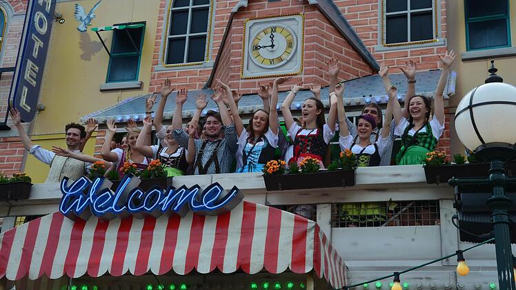 : Im Erlebnishaus "Fun Street" warten auf zwei Etagen allerhand &Uuml;berraschungen. Auf einem Balkon kann eine Verschnaufpause eingelegt werden, denn am Ausgang warten schwankende Br&uuml;cken mit Wasserfont&auml;nen. Foto: Sandra Hackenberg