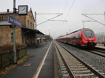 Rechts ankommen, links warten? Nein, die Bahnhofshalle in Bad Staffelstein ist geschlossen, weil es keinen Fahrkartenverkauf mehr gibt.  Foto: Tobias Kindermann
