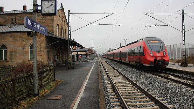 Rechts ankommen, links warten? Nein, die Bahnhofshalle in Bad Staffelstein ist geschlossen, weil es keinen Fahrkartenverkauf mehr gibt.  Foto: Tobias Kindermann