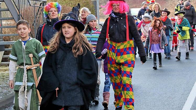 Bei Sonnenschein tanzen, schunkeln und singen kleine und große Narren beim "Faschingsfez" auf dem Anger. Nicht nur die Organisatoren freut's. Foto: Dieter Britz
