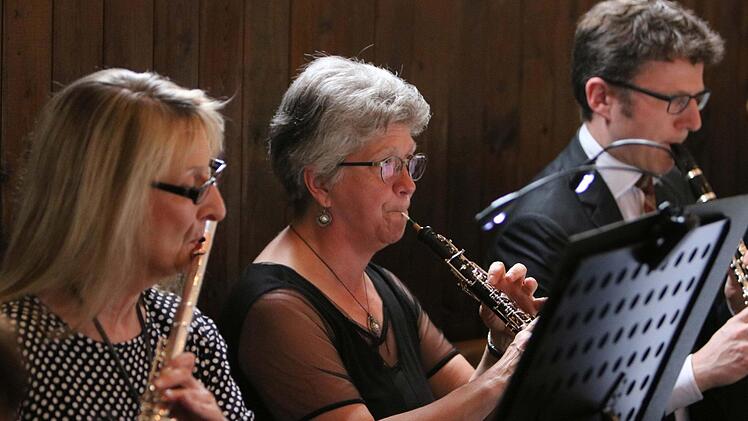 Der Musizierkreis Neustadt unter Leitung von Norbert Luche gestaltete seine Kaffeehausmusik in Meilschnitz. Foto: Jochen Berger