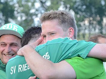 Die pure Erleichterung: Der SV Riedenberg bleibt nach dem Sieg über die SG Hettstadt der Bezirksliga erhalten.  Fotos: Jürgen Schmitt
