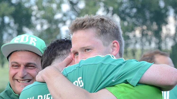Die pure Erleichterung: Der SV Riedenberg bleibt nach dem Sieg über die SG Hettstadt der Bezirksliga erhalten.  Fotos: Jürgen Schmitt