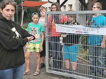 Mit Spruchbändern rund um die Einrichtung weisen die Kinder und das Personal seit zwei Wochen daraufhin, dass sie in Ebern bleiben wollen. Foto: Johanna Eckert