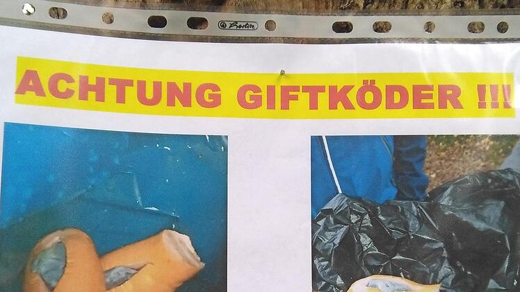 Diese Fotos von den Giftködern hängen im Kellerwald aus. Foto: privat