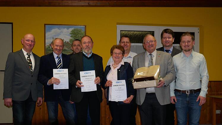 Ehrungen beim CSU-Ortsverband Schondra (von links): Roman J&ouml;rg, Herbert Spahn, Gosbert Beck, Ferdinand Vogler, Rita J&ouml;rg, Bernold Martin (hinten), Erwin Belz, Sandro Kirchner und Lucian Beck.Isabell Gerr