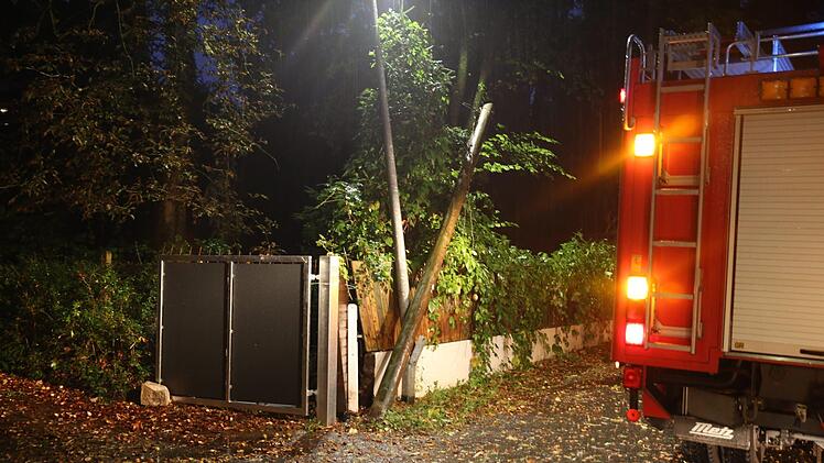 Zahlreiche Bäume stürzten beim Unwetter um, wie hier in Schwabach in Mittelfranken. Foto: NEWS5 / DESK