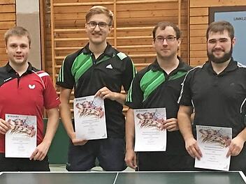 In der B-Klasse behauptete sich Philipp Girke vom SV Rothenkirchen (rechts). Mit im Bild: Oliver Reinhardt (Dritter von links), der mit Girke Doppel-Vizemeister wurde. Von links: Tom Schwach vom TV Konradsreuth und Milan Haker vom FC Bayreuth.  Foto: Hans Franz