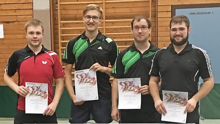 In der B-Klasse behauptete sich Philipp Girke vom SV Rothenkirchen (rechts). Mit im Bild: Oliver Reinhardt (Dritter von links), der mit Girke Doppel-Vizemeister wurde. Von links: Tom Schwach vom TV Konradsreuth und Milan Haker vom FC Bayreuth.  Foto: Hans Franz