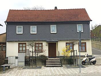 Bahnhofstra&szlig;e 40 in Bad Staffelstein: In dem 1912 aufgestockten Haus lebte die erste Frau im Staffelsteiner Stadtrat, die Modistin Katharina Aschenbrenner. Foto: G&uuml;nter Dippold