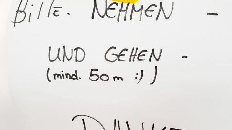 Ein Hinweis im Café an Kunden. Foto: Sebastian Martin