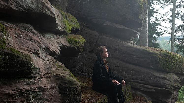 Warum versteckt sich Pauline Frey (Jeanette Hain) im Wald? Und ist sie wirklich die schwarz gekleidete Frau aus Maris' Erinnerungen?