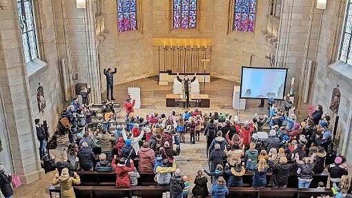 Kirche voller Kinder: Ein Blick von der Empore bei der &bdquo;Feierzeit&ldquo; der Kirche Kunterbunt.