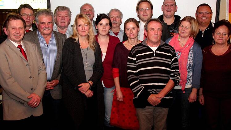 Vorsitzender Hans-Jörg Seidl (links) und Christian Pech (3.v.r. hinten) mit ihren Kandidaten. für die bevorstehenden Gemeinderatswahlen.  Foto: Johanna Blum