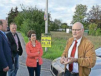 Auf der Fläche im Hintergrund soll eine Seniorenwohnanlage entstehen. Der Hofheimer Bauausschuss mit Bürgermeister Wolfgang Borst (rechts) erörterte die Voranfrage für das Projekt.  Foto: Gerhard Schmidt