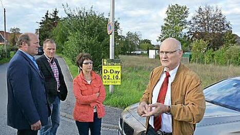 Auf der Fläche im Hintergrund soll eine Seniorenwohnanlage entstehen. Der Hofheimer Bauausschuss mit Bürgermeister Wolfgang Borst (rechts) erörterte die Voranfrage für das Projekt.  Foto: Gerhard Schmidt