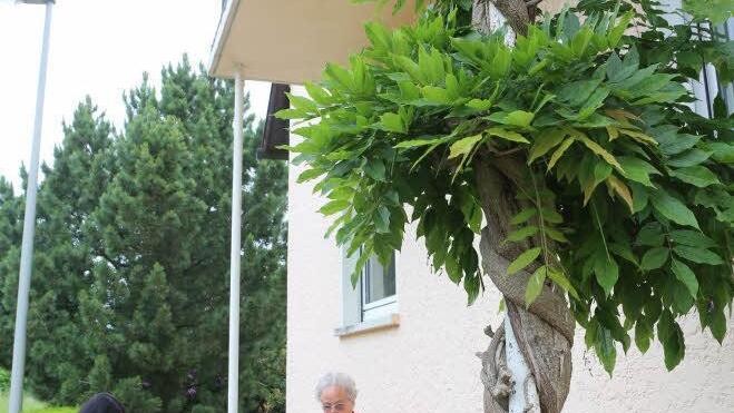 Die Traumgarten AG zu Besuch im Heidegarten von Annemarie und Manfred Heidenreich in Melkendorf. Foto: Barbara Herbst