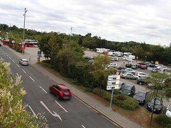 Der Erlanger Stadtrat sieht im Großparkplatz hinter dem Bahnhof ein geeignetes Areal für ein neues Wohnviertel. Doch auch in Zukunft müssen die Autos wohin. Foto: Christian Bauriedel
