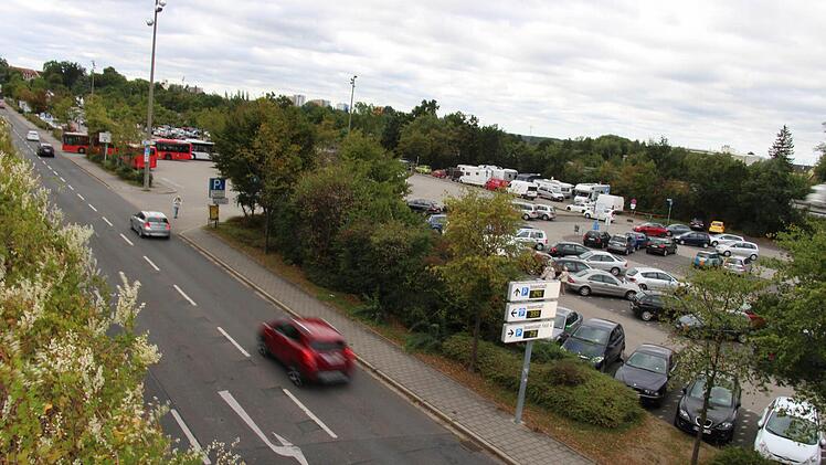 Der Erlanger Stadtrat sieht im Großparkplatz hinter dem Bahnhof ein geeignetes Areal für ein neues Wohnviertel. Doch auch in Zukunft müssen die Autos wohin. Foto: Christian Bauriedel