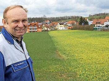Peter Seitz auf dem Grundstück im Eggolsheimer Ortsteil Unterstürmig, auf dem der etwa 200 Meter lange Kanal verläuft. Im Hintergrund (rechter Bildrand) das Autohaus. Foto: Ekkehard Roepert