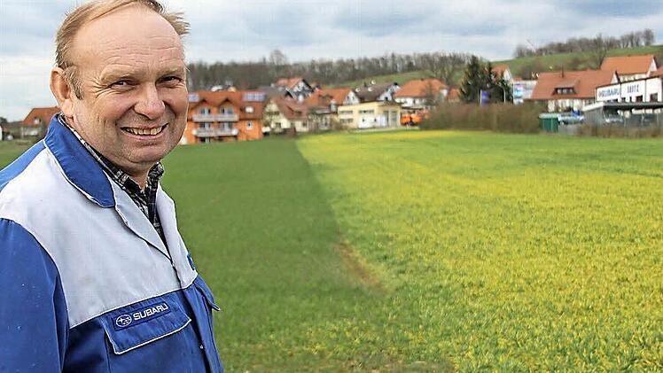 Peter Seitz auf dem Grundstück im Eggolsheimer Ortsteil Unterstürmig, auf dem der etwa 200 Meter lange Kanal verläuft. Im Hintergrund (rechter Bildrand) das Autohaus. Foto: Ekkehard Roepert
