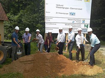 Beim Spatenstich (v. l.): Bauleiter Jürgen Derra, Ingenieur Norbert Winter, Geschäftsführerin Claudia Scharnagel, Bürgermeisterin Christiane Meyer, Verbandsvorsitzender Hanngörg Zimmermann, Tobias Zuber vom Landesamt für Umwelt, MdL Michael Hofmann und Michael Richter vom Wasserwirtschaftamt Kronach. Foto: Thomas Weichert