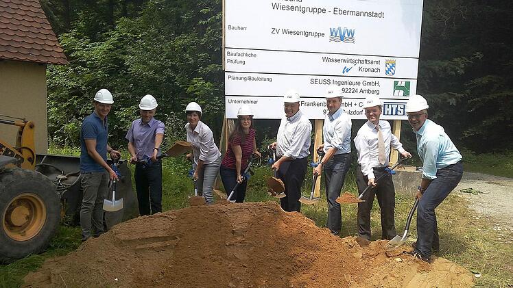 Beim Spatenstich (v. l.): Bauleiter Jürgen Derra, Ingenieur Norbert Winter, Geschäftsführerin Claudia Scharnagel, Bürgermeisterin Christiane Meyer, Verbandsvorsitzender Hanngörg Zimmermann, Tobias Zuber vom Landesamt für Umwelt, MdL Michael Hofmann und Michael Richter vom Wasserwirtschaftamt Kronach. Foto: Thomas Weichert