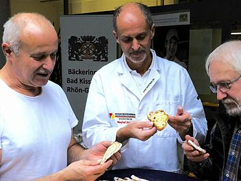 Bäcker Walter Emmert, Qualitätsprüfer Manfred Stiefel und Ehren-Obermeister Anton Hesselbach.  Foto: Gerd Schaar