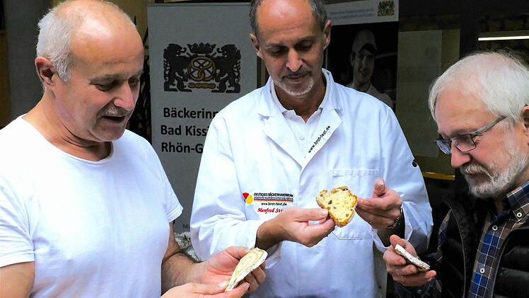 Bäcker Walter Emmert, Qualitätsprüfer Manfred Stiefel und Ehren-Obermeister Anton Hesselbach.  Foto: Gerd Schaar