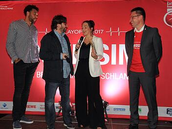 Locker und optimistisch ging es auf der "Brovissimo"-Bühne von Brose Bamberg bei der Kick-Off-Veranstaltung zu: Spielführer Elias Harris, Headcoach Andrea Trinchieri, Moderatorin Danica Großer und Geschäftsführer Rolf Beyer. Fotos: Bertram Wagner