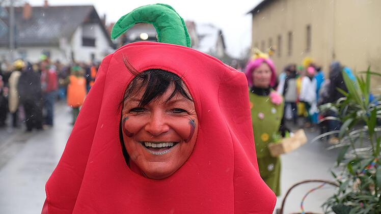 "Ab ins Beet", lud die blumenreiche Fußgruppe des ansässigen Obst- und Gartenbauvereins mit lebendigen Chillis ein. Gerd Schaar