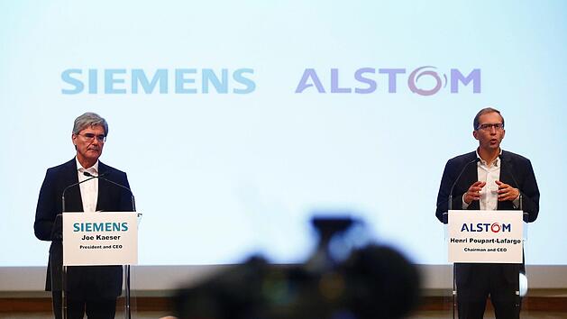 Der Gesch&auml;ftsf&uuml;hrer&nbsp;von&nbsp;Alstom, Henri Poupart-Lafarge (r), und der Gesch&auml;ftsf&uuml;hrer von Siemens Joe Kaeser  w&auml;hrend einer Pressekonferenz  Foto: Thibault Camus/AP/dpa/Archiv
