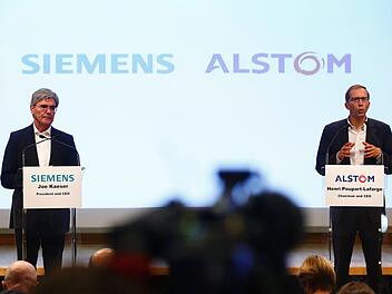 Der Geschäftsführer von Alstom, Henri Poupart-Lafarge (r), und der Geschäftsführer von Siemens Joe Kaeser  während einer Pressekonferenz  Foto: Thibault Camus/AP/dpa/Archiv