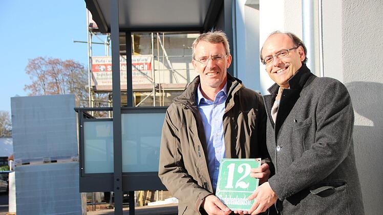Wilfried Heppt (links) und  Joachim Kohn am sanierten Gebäude in der Sudetenlandstraße 12. Foto: Benedikt Borst