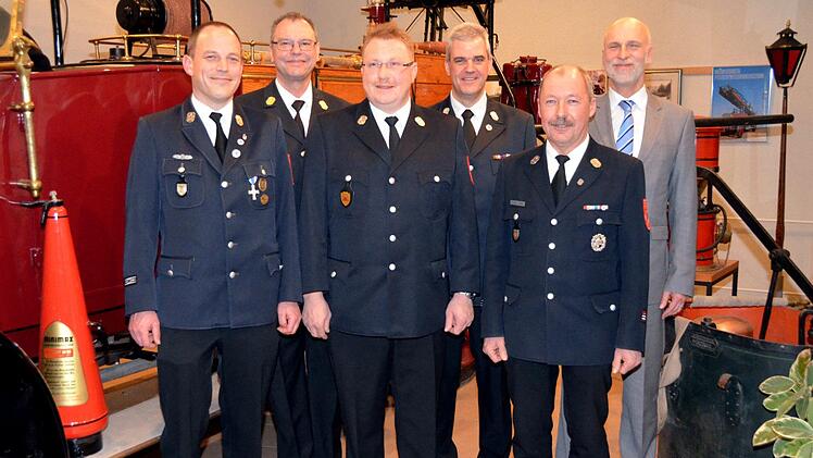 Für 25- und 40-jährige aktive Dienstzeit wurden geehrt (von links): Andreas Kröber, Kommandant Harald Albert, Stefan Müller, 2. Kommandant Michael Wolf, Thomas Schäfer und Oberbürgermeister Kay Blankenburg. Peter Rauch
