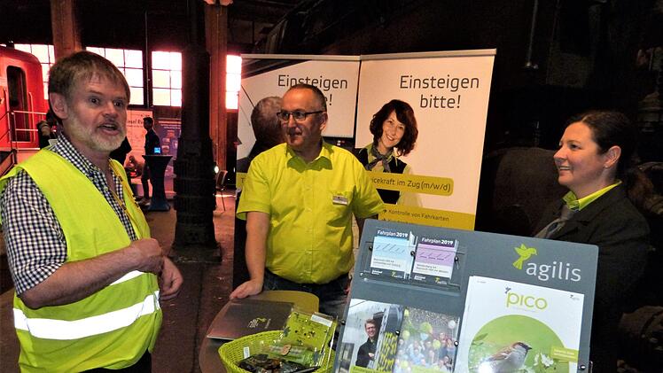 Der Info-Stand der agiles Eisenbahngesellschaft mit Betriebsleiter Stefan Rothert (Mitte) und Christiane Davis, die für die Servicekräfte zuständig ist.  Foto: Werner Reißaus